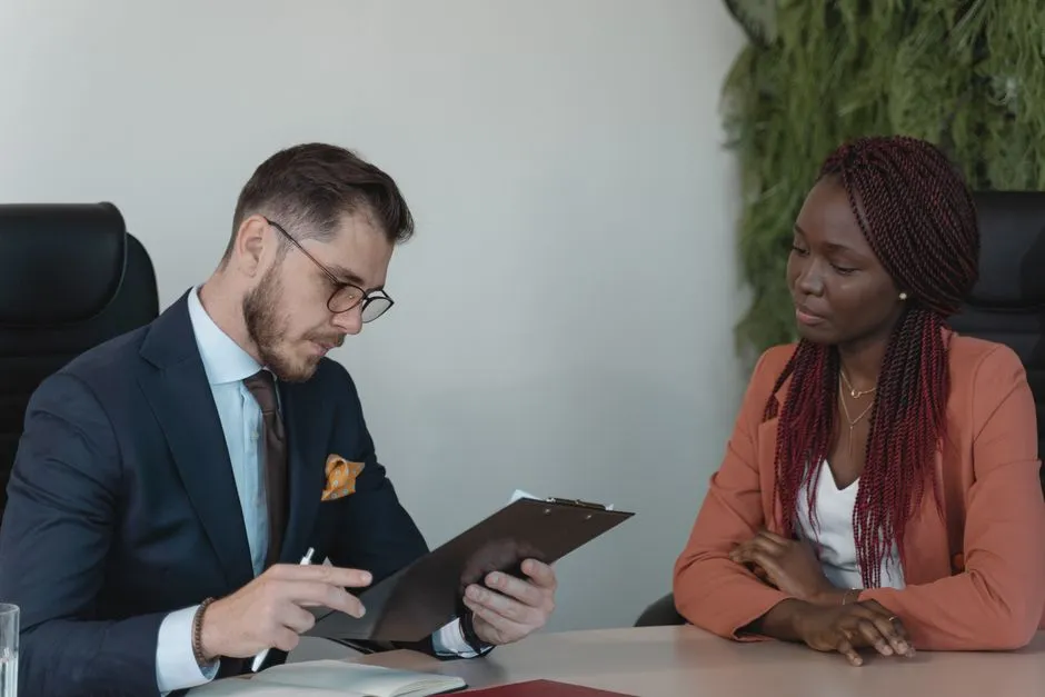 Entretien de recrutement autour d'un document sur porte-bloc