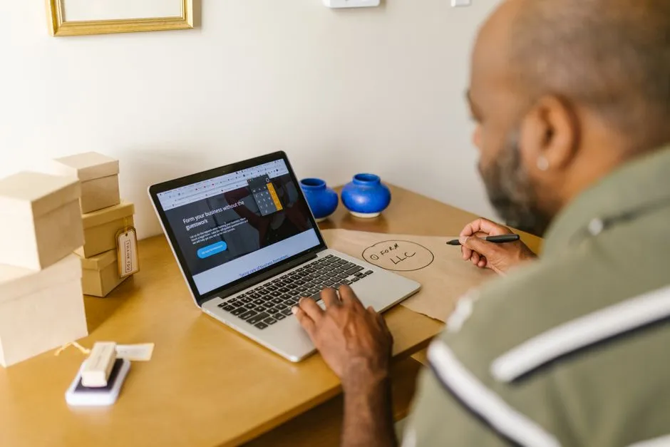 Entrepreneur qui gère son activité sur un ordinateur portable