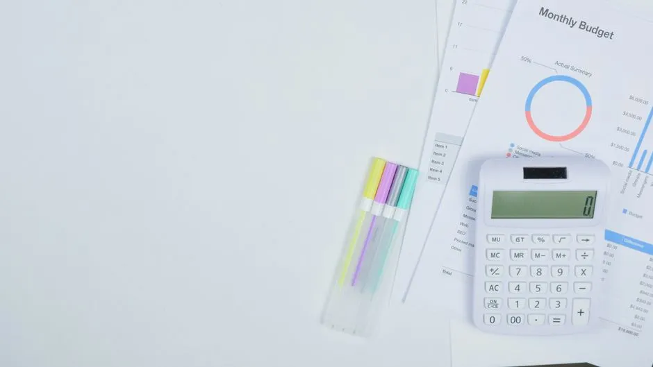 Calculatrice et budget mensuel sur un bureau