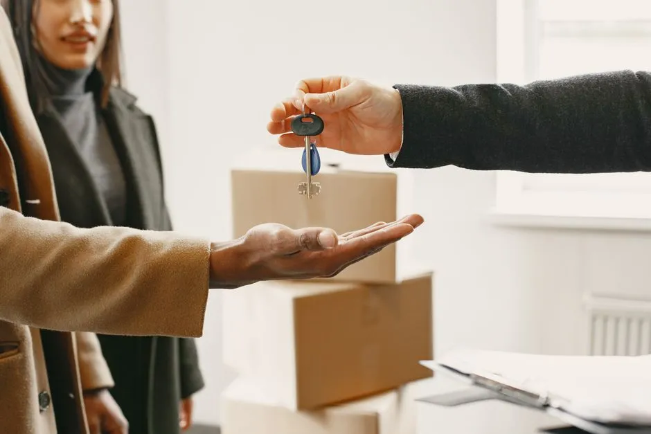 Remise des clés d'un logement au milieu des cartons de déménagement